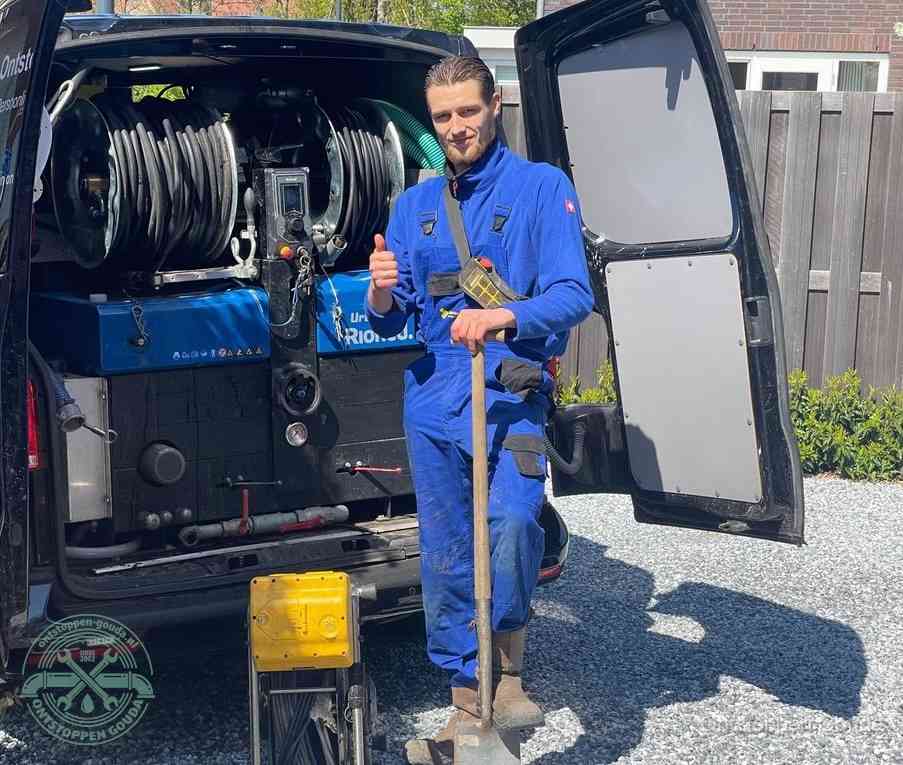 Een tevreden monteur met opgestoken duim naast de bestelbus, slim ingrijpen bespaart kosten bij een verstopte afvoer in Gouda