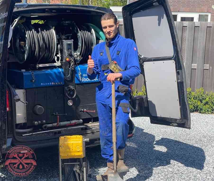 Een tevreden monteur met opgestoken duim na een geslaagde klus, slim ingrijpen bespaart kosten bij een verstopte wc in Gouda