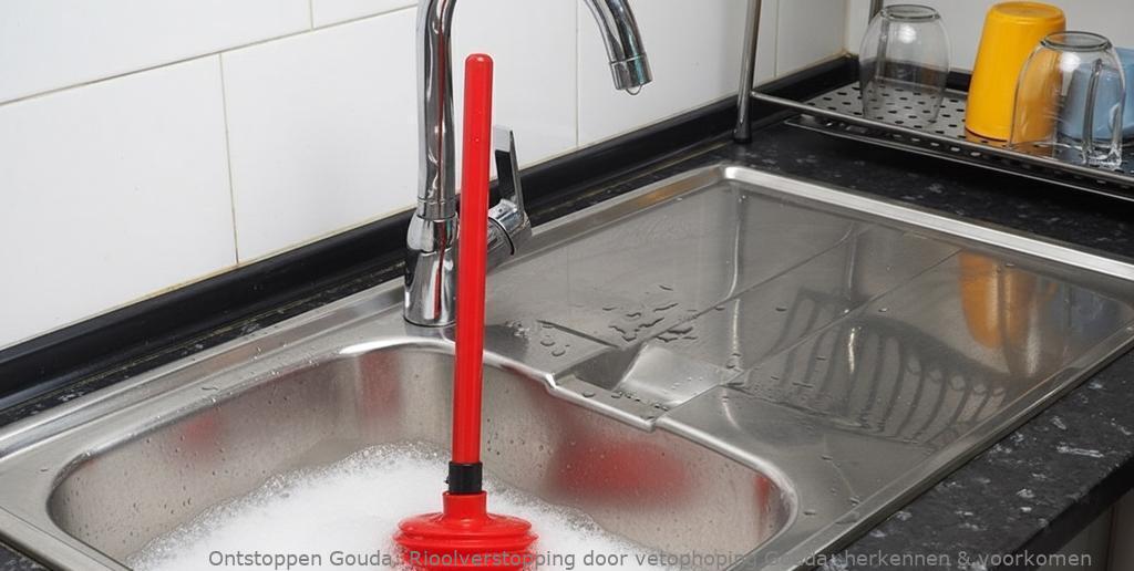 Rioolverstopping door vetophoping Gouda: herkennen & voorkomen