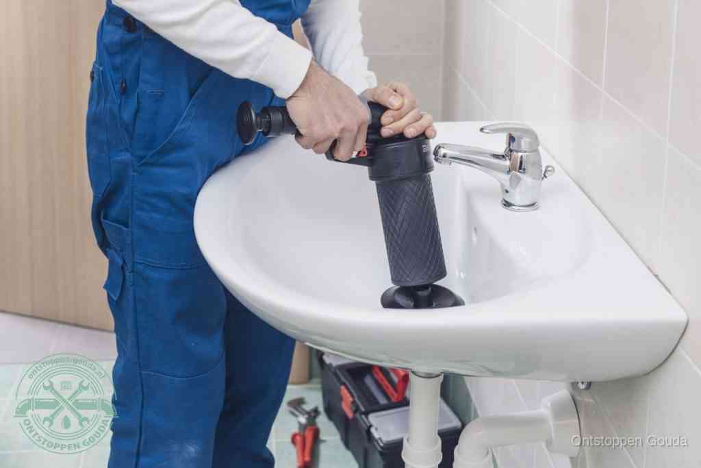 Een te ruwe doe-het-zelf poging met een hand-pomp op de afvoer van een badkamer-wastafel, een van de veelgemaakte fouten bij afvoer ontstoppen in Gouda